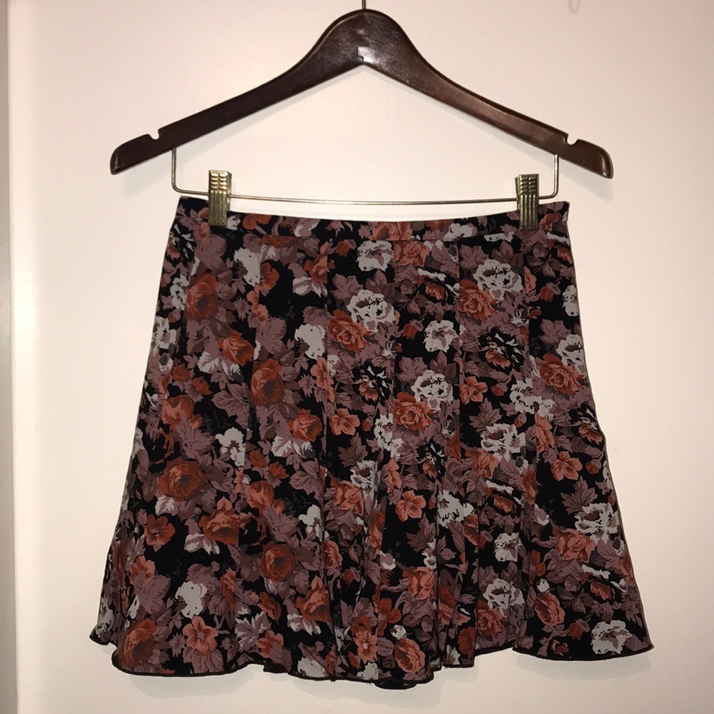 💝Urban Outfitters summer/fall floral skirt!